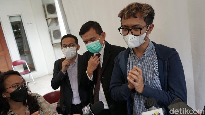 Komedian Ridwan Remin saat memberi keterangan di gedung KPAI Menteng, Jakarta, Senin, (15/2/2021).