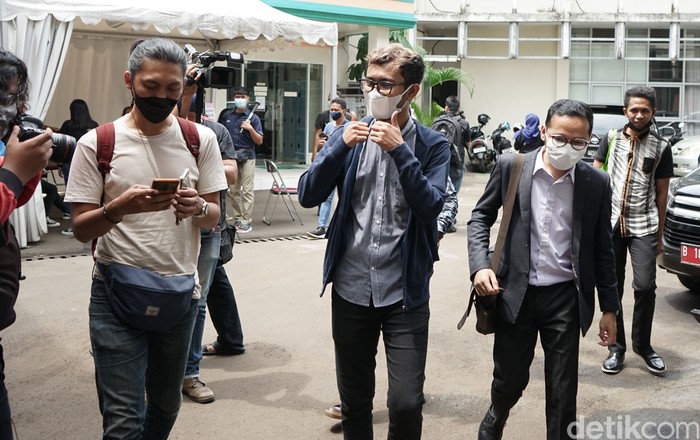 Ridwan Remin Komedian Ridwan Remin saat memberi keterangan di gedung KPAI Menteng, Jakarta, Senin, (15/2/2021).