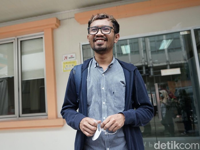 Komedian Ridwan Remin saat memberi keterangan di gedung KPAI Menteng, Jakarta, Senin, (15/2/2021).