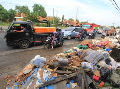 Duh, Sampah Sisa Banjir Menumpuk di Pantura
