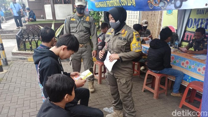 Satpol PP Cianjur memberikan sanksi denda terhadap para pelanggar prokes