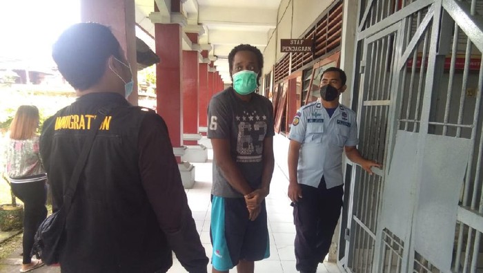 Selesai jalani pidana 8 bulan akibat penganiayaan, WN AS ini bebas dan akan dideportase
