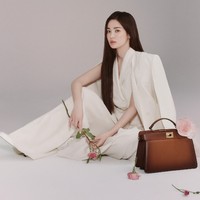 Belakangan, Song Hye Kyo menjadi perbincangan karena membeli bangunan bernilai fantastis. Ia memilih bangunan dua lantai seharga 17,5 juta dollar atau setara Rp 251 miliar di Hannamdong, Seoul. Foto: Instagram kyo1122