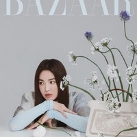 Untuk riasan, pemain film The Grandmaster tersebut tampak tidak terlalu menerapkan banyak warna. Dengan lipstik peachy-nude dan pulasan blush on bernuansa serupa, Song Hye Kyo sudah mencuri perhatian. Wanita yang tahun ini menginjak usia 40 itu pun tampak awet muda seperti yang banyak orang kagumi darinya. Foto: Instagram @harpersbazaarkorea