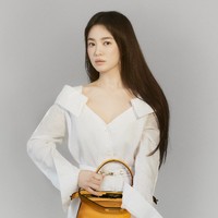 Tahun ini, Song Hye Kyo didapuk sebagai global ambassador Fendi. Ia menjadi orang Korea pertama yang ditunjuk sebagai ambassador oleh brand fashion kenamaan asal Italia itu. Foto: Instagram kyo1122