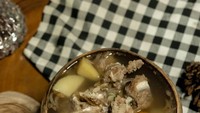 Tak kalah menarik ada sop iga dari Kedai Ibu Mertua. Lokasi kedainya ada di bilangan Jakarta Timur. Sop Iganya disajikan di dalam mangkuk berbahan batok kelapa. Foto: Instagram @kedaiibumertua