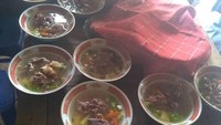 Di Depok ada warung sop iga yang tak pernah sepi. Nama warungnya adalah Warung Sop Iga Pak Nur. Sopnya dilengkapi dengan iga, wortel dan kentang. Sop iganya sudah bisa dipesan lewat ojek online. Foto: Instagram @warungsopigapak