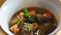 Sop iga berkuah coklat dan gurih ini ditawarkan oleh restoran Kellys Coffee. Lokasinya ada di bilangan Tebet, Jakarta Selatan. Sop iganya disajikan dengan gaya lebih kekinian. Foto: Instagram Kellys Coffee
