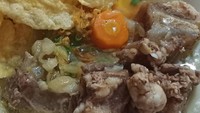 Sop iga dari warung Tenda Ungu ini juga selalu menjadi pilihan banyak orang untuk acara-acara tertentu. Dikemas dengan mangkuk yang praktis. Lokasi warungnya berbasis di bilangan Depok. @warungtendaungu Foto: Instagram @warungtendaungu