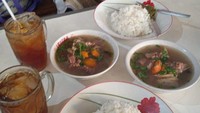 Sop iga enaknya disantap pakai nasi. Nah, kamu bisa mampir di warung Sop Iga Padang yang ada di daerah Senen, Jakarta Pusat. Sop iganya unik karena kuahnya diracik dengan rempah-rempah khas Minang. Foto: Instagram @sopigapadang
