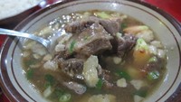 Restoran masakan Betawi yang satu ini juga punya menu sop iga. Bernama Sop dan Soto Betawi Ibu Yati, yang terkenal legendaris. Warungnya sudah ada sejak tahun 1991. Foto: detikcom