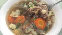 Warung Betawi H.Awi punya racikan yang gurih pada menu sop iganya. Tekstur dagingnya lembut dan mudah terpisah dari tulangnya. Warungnya ada di bilangan Pejaten, Jakarta Selatan. Foto: detikcom