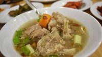 Yang tak kalah populer ada restoran bernama Sop Sapi Gosyen. Mereka menawarkan menu sop iga dengan tekstur dagingnya yang lembut. Yang menarik adalah potongan iganya besar-besar. Foto: detikcom