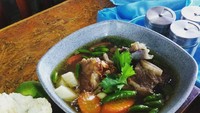 Sop iga gurih juga bisa kamu temui di kawasan Bekasi. Warung Sop Iga Tante Melani ini menawarkan sop iga yang diracik dengan rawit ijo. Sop iganya bisa dipesan lewat ojek online. Foto: Instagram @warung_sop_iga_tante_melani