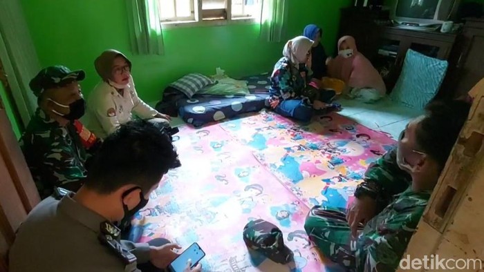 Suasana duka menyelimuti rumah Prada Ginanjar yang tewas di Papua