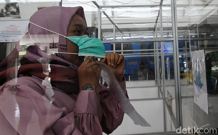 Deteksi COVID-19 dengan sampel melalui embusan napas digelar di Stasiun Balapan, Solo. Hal itu dilakukan sebagai pencegahan penyebaran virus Corona.