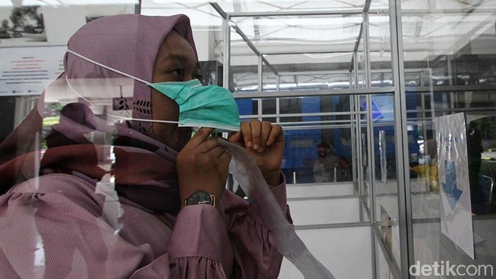 Deteksi COVID-19 dengan sampel melalui embusan napas digelar di Stasiun Balapan, Solo. Hal itu dilakukan sebagai pencegahan penyebaran virus Corona.