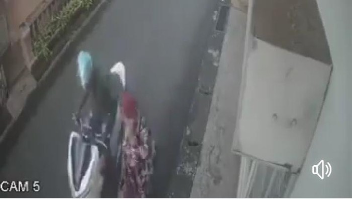 Tangkapan layar video viral penjambretan kalung emas emak-emak di Jepara.