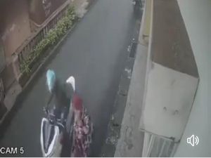 Viral! Penjambretan Kalung Emas Emak-emak Terekam CCTV