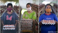 Alkamah (38) melakukan pekerjaan rutin di kandang peternak telur, di Blitar.