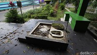 Begini penampakan toilet umum bekas yang dibiarkan begitu saja di kawasan Manahan, Solo.