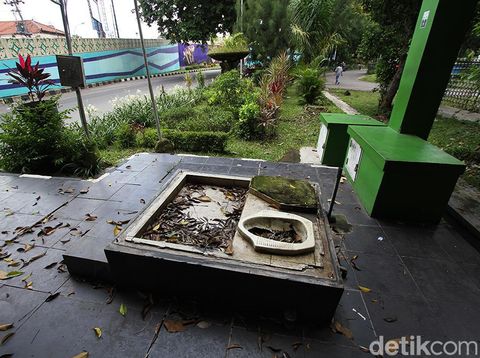 Petilasan toilat yang tidak terurus mejeng di kawasan Manahan, Solo, Jawa Tengah. Fasilitas umum bekas tersebut terlihat dibiarkan begitu saja.