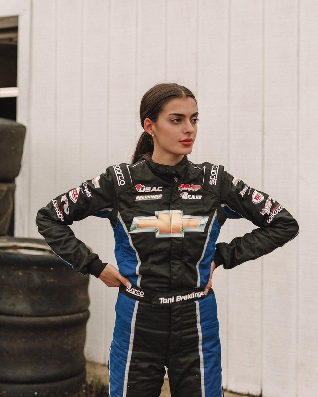 Sebelumnya, perempuan 21 tahun itu bergabung dengan Youngs Motorsports agar dapat bertanding di sejumlah ajang NASCAR. (Foto: Instagram/@tonibreidinger)
