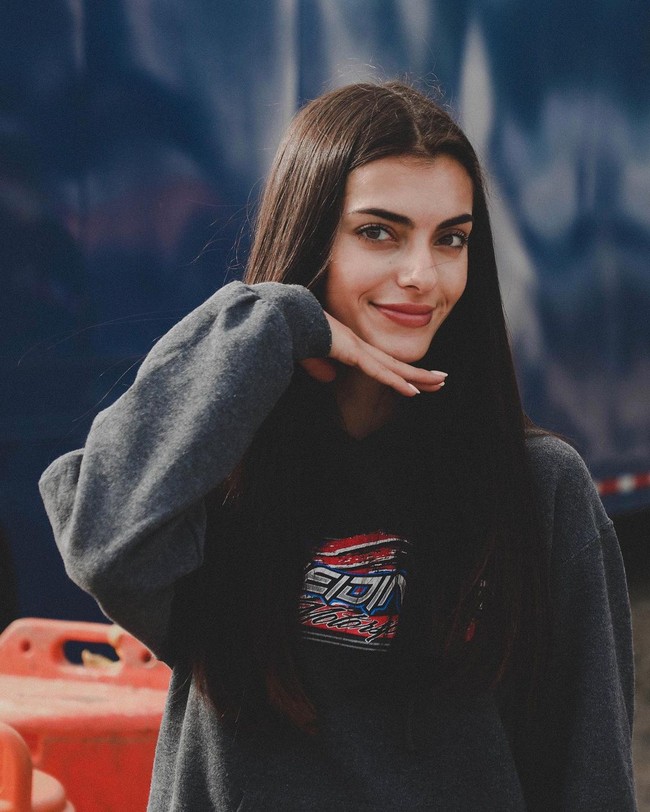 Meski terbilang junior, Toni Breidinger telah mencetak sejumlah prestasi. Dilansir dari CNN, ia menang 19 kali United States Auto Club, sebuah rekor yang belum pernah diraih pembalap wanita. Perempuan asal California ini juga masuk di daftar 10 besar dalam debutnya di Madison International di ARCA Menards, pada 2018. (Foto: Instagram/@tonibreidinger)