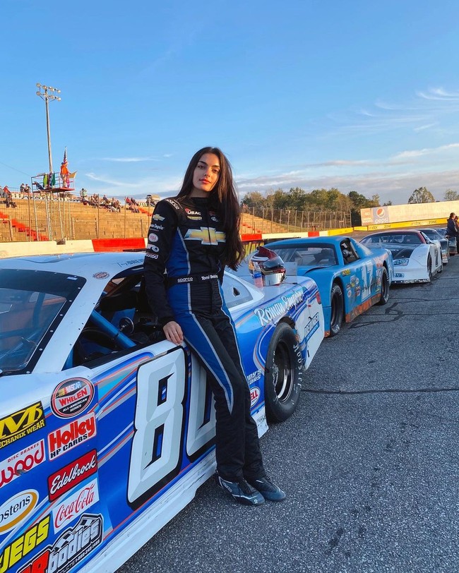 Menurut situs Nascar, Toni Breidinger akan menjadi wanita Amerika Serikat-Arab pertama yang akan berpartisipasi di rangkaian kompetisi NASCAR ketika bertanding dalam Camping World Truck Series musim ini. (Foto: Instagram/@tonibreidinger)