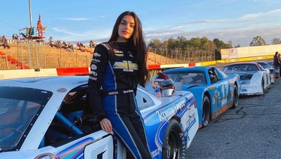 7 Potret Cantik Pembalap Wanita Berdarah Arab Pertama  di Arena NASCAR