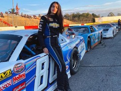 7 Potret Cantik Pembalap Wanita Berdarah Arab Pertama  di Arena NASCAR