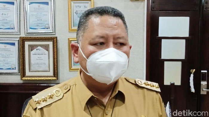 Pemkot Surabaya berencana menggelar vaksinasi COVID-19 tahap 2 pada Selasa (16/2). Namun Wali Kota Whisnu Sakti Buana belum bisa memastikan soal kesiapannya.