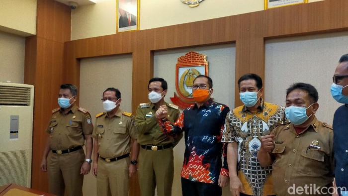 Walkot Makassar terpilih Danny Pomanto temui Pj Walkot Makassar Rudy Djamaluddin (Ibnu Munsir/detikcom).