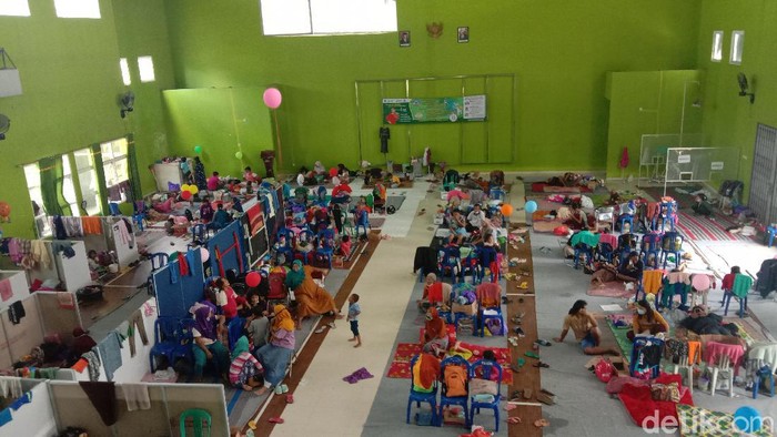 Warga Desa Jati Wetan, Kecamatan Jati, terdampak banjir di Kudus masih bertahan di posko pengungsian, Senin (15/2/2021).