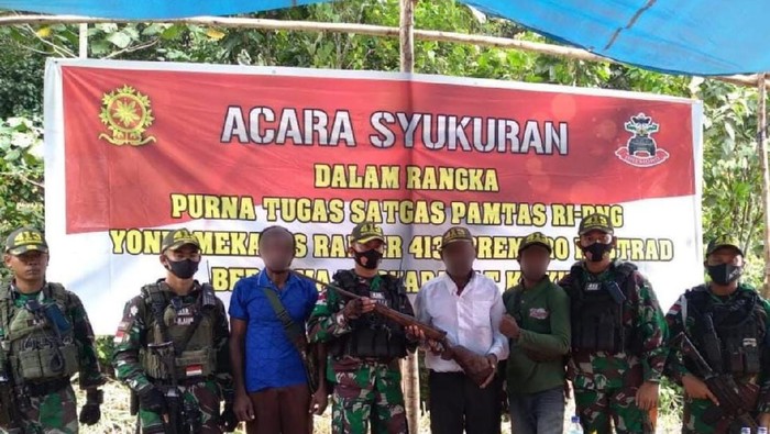 Warga Keerom, Papua serahkan senjata laras panjang ke TNI