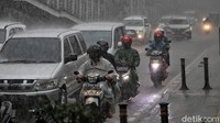 Sejumlah warga menerobos hujan deras di kawasan Sunter, Jakarta Utara.