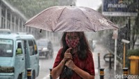 Warga diharapkan membawa perlengkapan seperti payung saat beraktivitas di luar rumah. Hal itu untuk mengantipasi turun hujan.