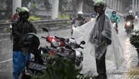 Pengendara sepeda motor juga harus menyiapkan jas hujan saat berkendara.