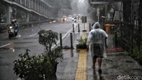 Diharapkan warga Jakarta untuk selalu waspada dengan banjir dan genangan yang ditimbulkan oleh hujan deras.