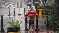 Warga diharapkan membawa jas hujan hingga payung agar tubuh terhindar dari guyuran hujan.