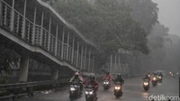 Hujan mengguyur kawasan Sunter, Jakarta Utara, Senin (15/2/2021).