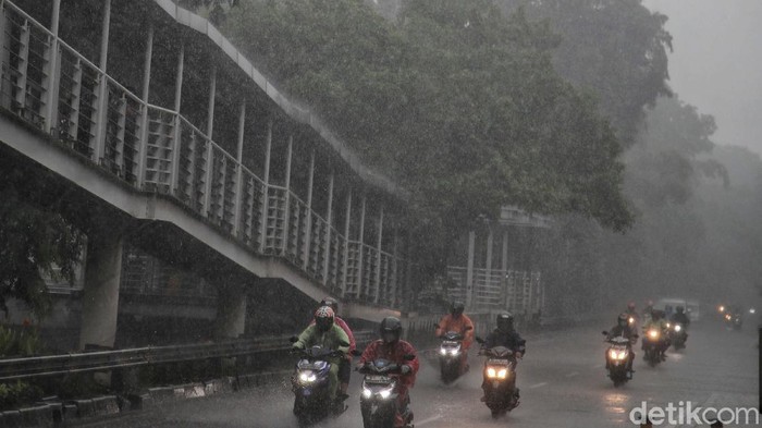 Waspada! Musim Hujan Masih Berlanjut di Jakarta Sejumlah wilayah di DKI Jakarta diguyur hujan pagi ini. Menurut BMKG, musim hujan di Jakarta masih akan terus berlanjut hingga Februari.