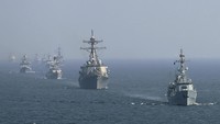 Komando Angkatan Laut Pakistan melakukan operasi kontra terorisme selama latihan Aman atau perdamaian di Laut Arab, di lepas pantai Karachi, Pakistan, Senin (15/2/2021) waktu setempat.