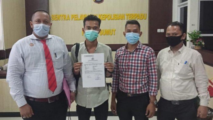 Ahmad Zulfahmi Fikri bersama pengacaranya usai melaporkan peristiwa penganiayaan yang dialaminya ke Mapolda Sumatera Utara.(FOTO ANTARA/HO).
