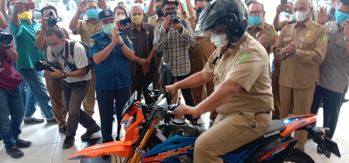 Akhyar Nasution naik trail usai perpisahan kantor Walkot Medan (Ahmad Arfah-detikcom)