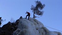 Menaklukkan tebing es dilakukan untuk memacu adrenalin para pemanjat tebing.