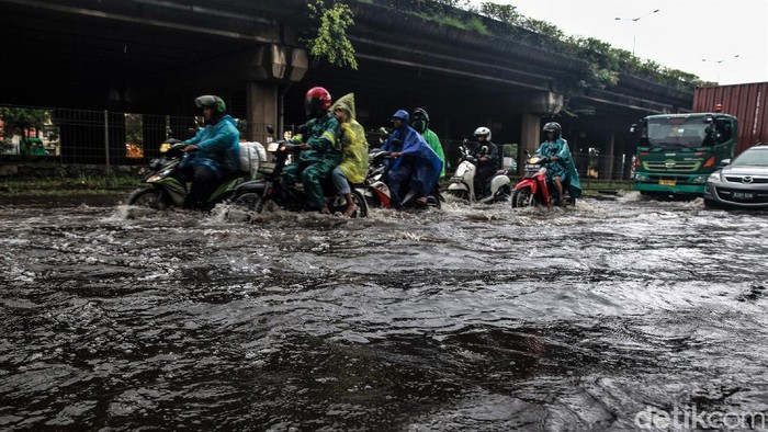Sejumlah wilayah di Jakarta tergenang air hujan, salah satunya Jalan Lingkar Luar Barat, Cengkareng. Tak sedikit pemotor nekat terobos genangan di wilayah itu.