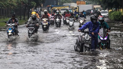 Aksi Pemotor di Cengkareng Nekat Terobos Genangan Air Hujan