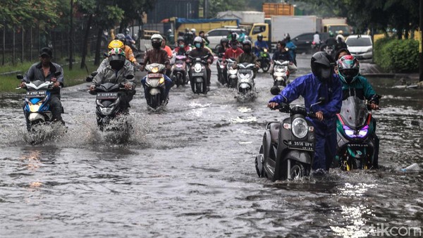 Aksi Pemotor di Cengkareng Nekat Terobos Genangan Air Hujan