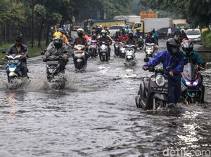 Aksi Pemotor di Cengkareng Nekat Terobos Genangan Air Hujan